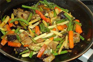 Pollo con champiñones y verduras
