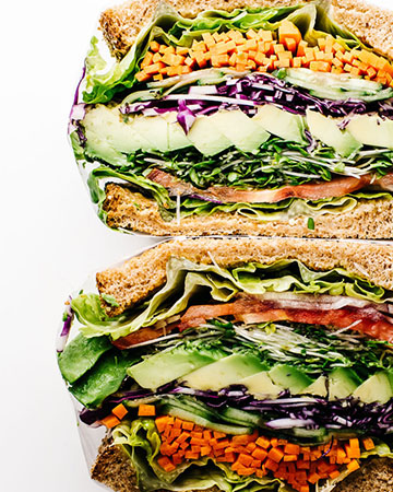 sandwich vegetariano con alfalfa, zanahoria y pepino